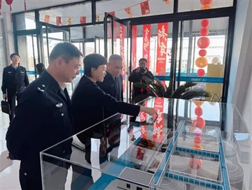 Vicemeras Liu Yaonan lankosi „Hongrui“ technologijoje, siekdamas{0}}svetainėj...